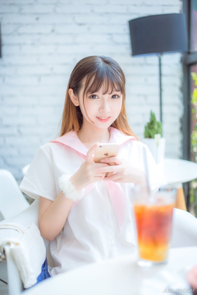 至于伏德为何会在这里，却是诸葛亮临走前派他给陈到送来一封书信，至于信的内容，伏德曾经偷偷打开过，但只是很寻常的嘱托，并未有太多信息表露出来，但陈到在看过信之后，只是淡淡的扫了伏德一眼之后，告诉伏德：“军师在信中说你文武双全，是员不可多得的人才，既然如此，便留在江夏吧。”